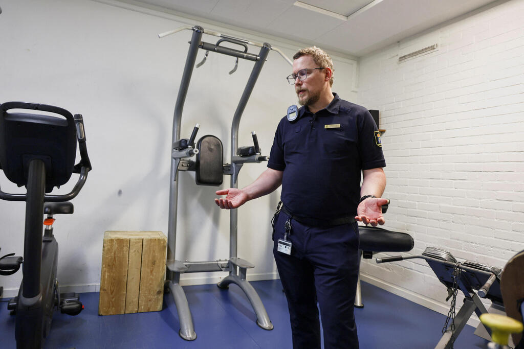 Prison governor Gabriel Wassman in the gym awaiting inmates. Cells will be locked each night at 8 p.m. (Photo: REUTERS/Tom Little) שבדיה כלא שבונים ל נוער עברייני ו ילדים רוצחים רוסרסברג מצפון ל שטוקהולם גבריאל וסמן מנהל הכלא