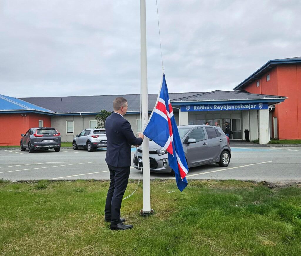 Says Vilhjálm not starting well - "The new mayor took down the flag of Reykjanesbær to fly the Icelandic flag" - DV