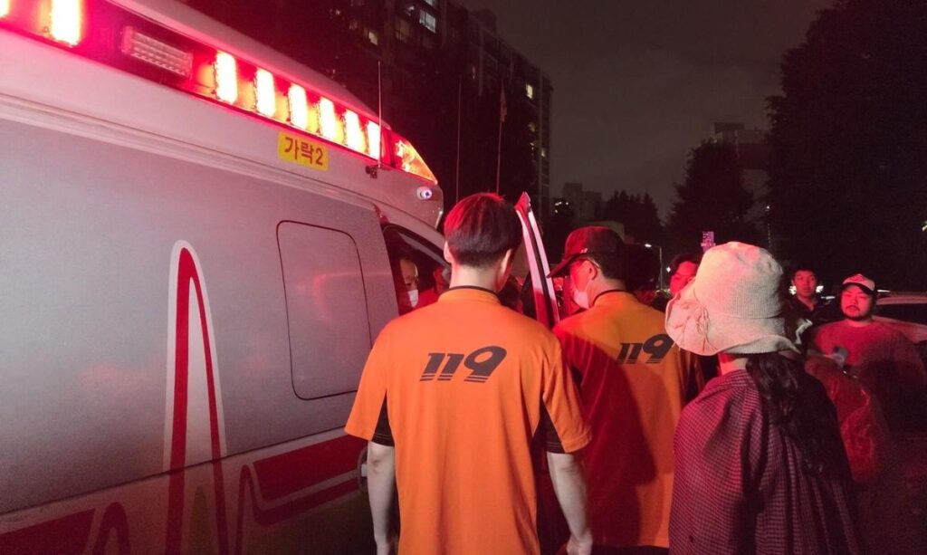 “Polling station official hospitalized after 22 hours of protesters’ blockade at Jamsil 7 dong voting site” | ‘시위대가 봉쇄’ 22시간 만에 잠실7동 투표소 관계자 병원 이송 “Polling station official hospitalized after 22 hours of protesters’ blockade at Jamsil 7 dong voting site” | '시위대가 봉쇄' 22시간 만에 잠실7동 투표소 관계자 병원 이송
