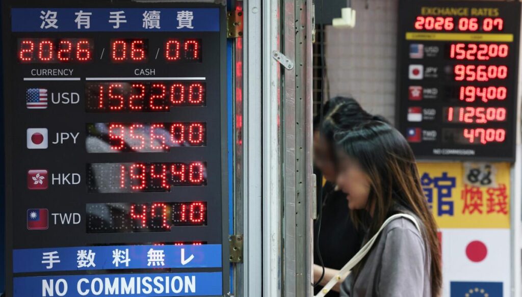 Won sinks to 28-year low against dollar amid Iran war, foreign stock selling