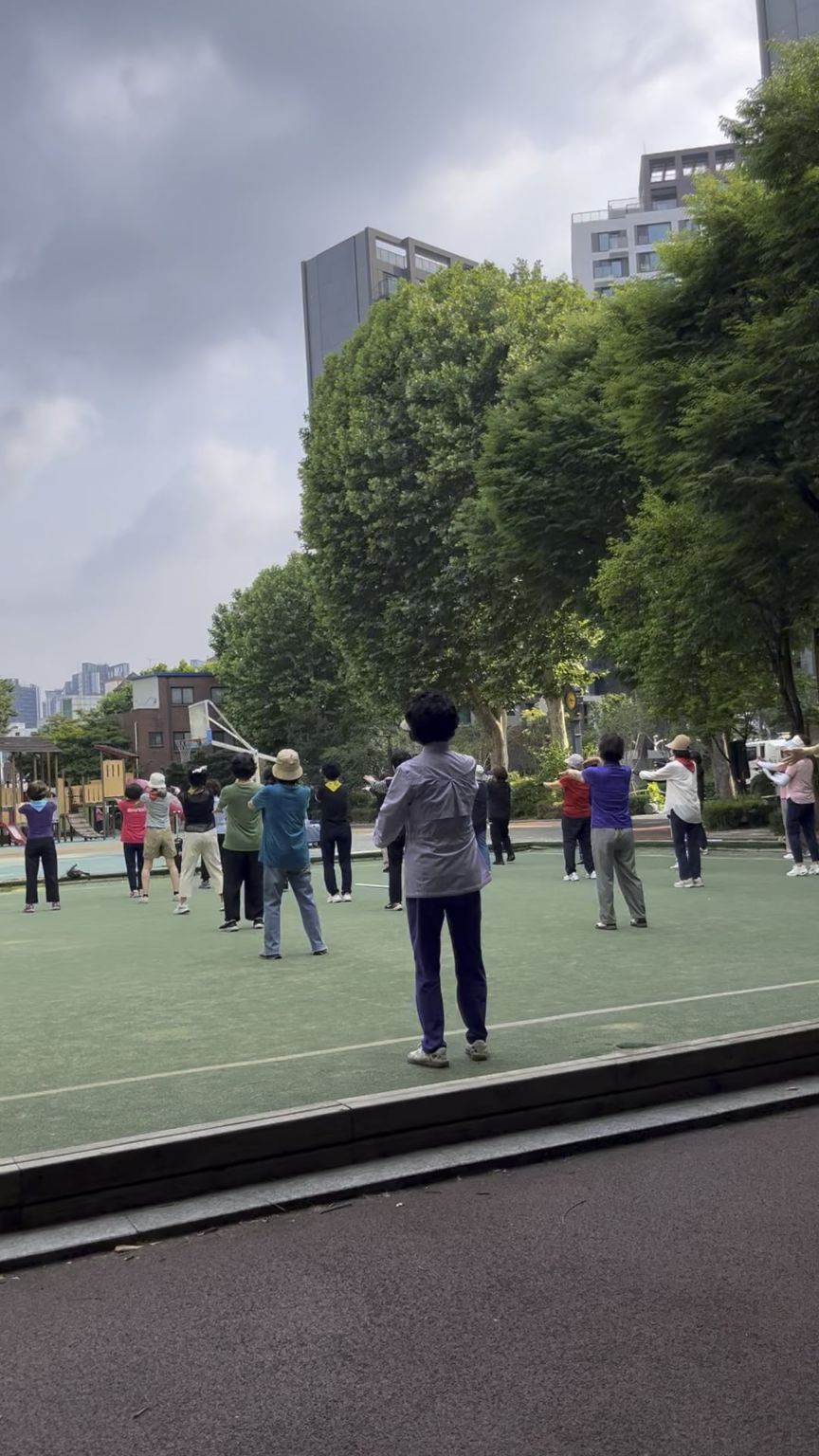 The older generation in Korea is built different. Blasting "Macarena" at a public park in Bangbae. [Sound on]