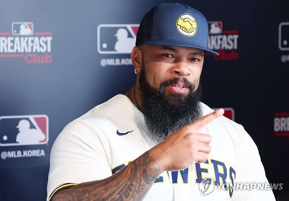 Former American baseball player Eric Thames speaks during the launching ceremony for "MLB Breakfast Club" at the Michelin-starred Seoul restaurant Mukjung on June 1, 2026. (Yonhap)