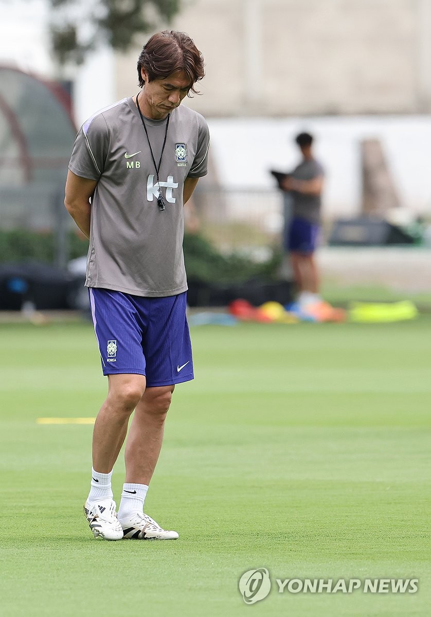 South Korea head coach Hong Myung-bo takes a moment during a training session for the FIFA World Cup at Chivas Verde Valle in Zapopan, Mexico, on June 7, 2026. (Yonhap)
