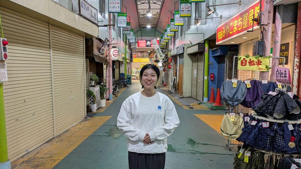 At its peak in the 1970’s, Osaka’s Fuse Shopping Street had 780 shops, but then entered a long decline. A group of outsiders in their 20s have revitalized the district, attracting 10,000 tourists a year from 44 countries. Their method could serve as a model for other districts At its peak in the 1970's, Osaka's Fuse Shopping Street had 780 shops, but then entered a long decline. A group of outsiders in their 20s have revitalized the district, attracting 10,000 tourists a year from 44 countries. Their method could serve as a model for other districts