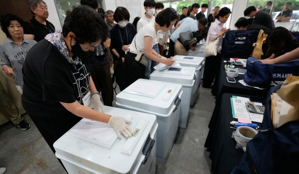Korea’s out-of-power conservatives rage, rally over ballot shortage fiasco Korea’s out-of-power conservatives rage, rally over ballot shortage fiasco
