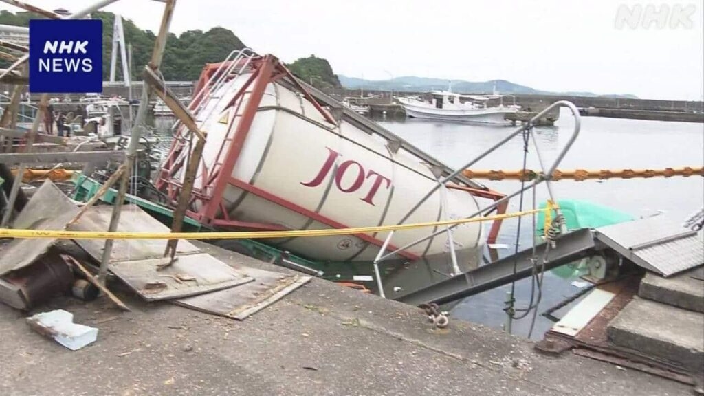 Tanker truck overturns; 81-year-old man jumps into the sea to rescue driver in Wakayama.
