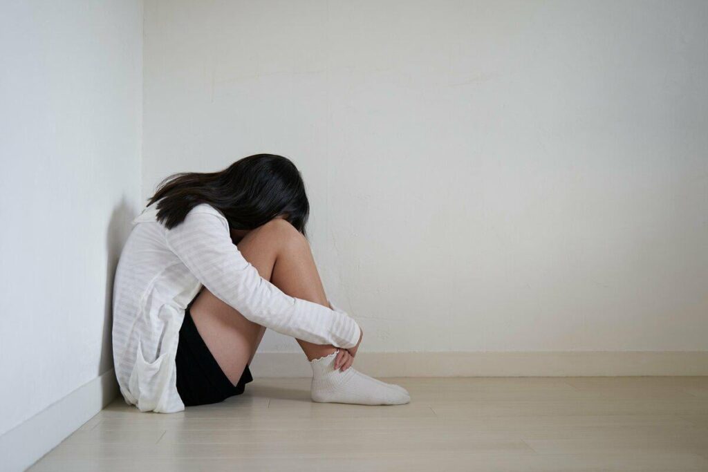 The serious reality of “post-bullying aftereffects” that torment adults in Japan: Approximately 40% of those in their 40s and 50s reported no improvement- “I’m still afraid of people’s stares and wonder if they’re talking about me. I have low self-esteem and think, ‘I’m no good anyway’.” The serious reality of "post-bullying aftereffects" that torment adults in Japan: Approximately 40% of those in their 40s and 50s reported no improvement- "I'm still afraid of people's stares and wonder if they're talking about me. I have low self-esteem and think, 'I'm no good anyway'."