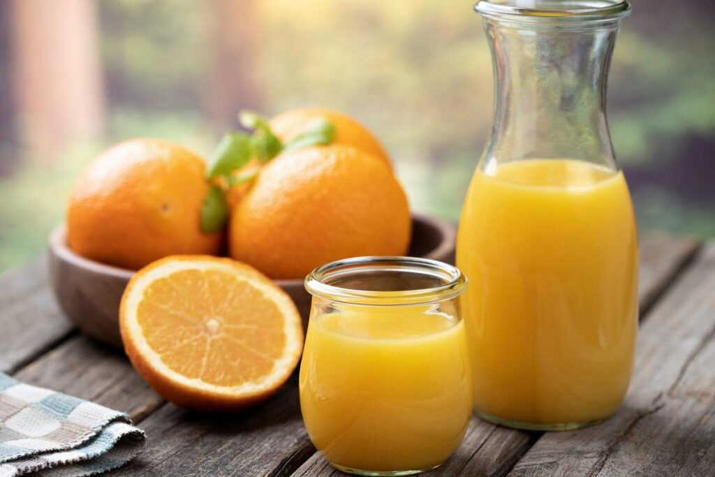 Higher vitamin C levels linked to greater gray matter volume and stronger default mode network connectivity (which is associated with attention and autobiographical memory) in a study of 2,044 adults over 64, suggesting a potential role in preserving cognitive function during aging Higher vitamin C levels linked to greater gray matter volume and stronger default mode network connectivity (which is associated with attention and autobiographical memory) in a study of 2,044 adults over 64, suggesting a potential role in preserving cognitive function during aging