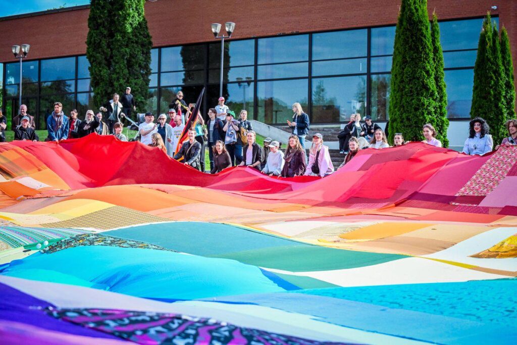 VIDEO AND PHOTOS | In Viljandi, a giant rainbow cloth was still unrolled publicly. The event was attended by the police