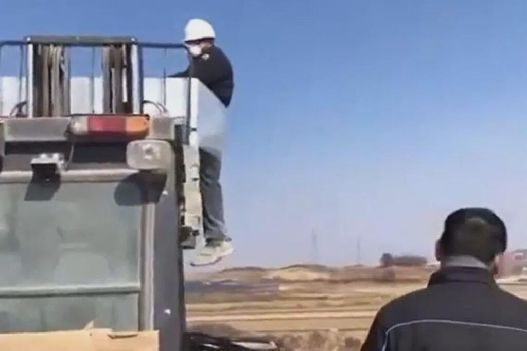 Migrant worker in South Korea tied to forklift for ‘giggling’, suspect says Migrant worker in South Korea tied to forklift for ‘giggling’, suspect says