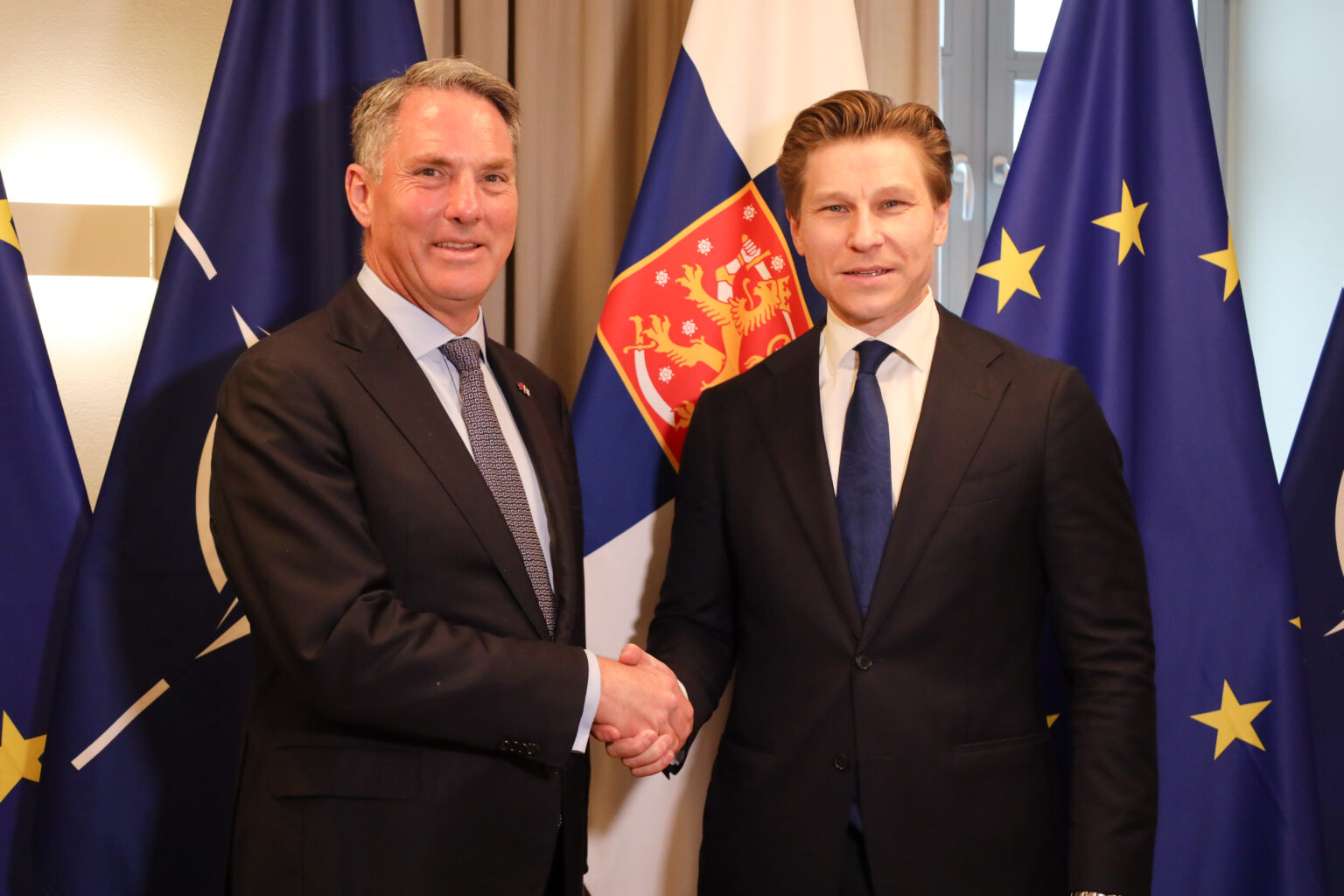 Australia’s Minister of Defence visits Finland Kuvassa puolustusministeri Häkkänen kättelee Australian puolustusministeri Richard Marlesia.