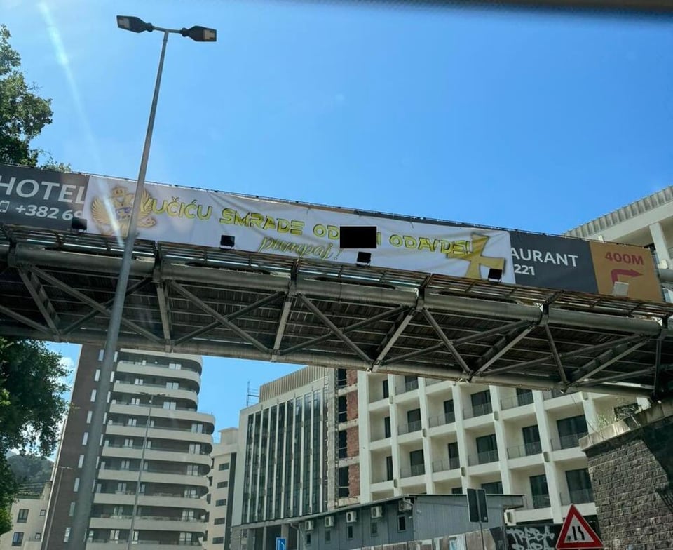 Insulting banners for Vučić on the coast