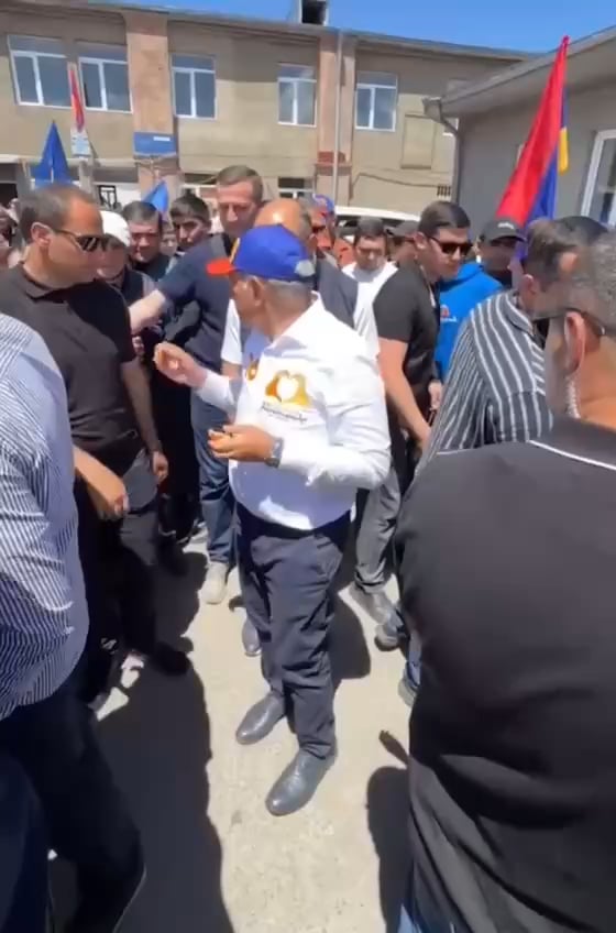 Bad omen - Pashinyan fails to release the dove of peace (the bird refuses to fly)