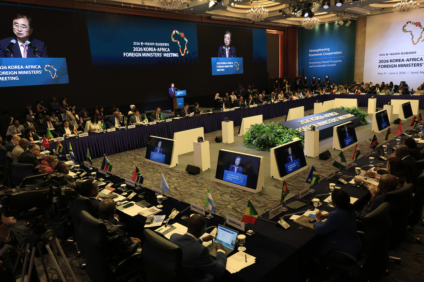 Foreign Minister Cho Hyun delivers opening remarks at the 2026 Korea-Africa Foreign Ministers’ Meeting at the Lotte Hotel in Jung District, central Seoul, on June 1. The meeting marks the first standalone foreign ministers’ gathering hosted by the Korean government with invitations extended to all 54 African countries and four regional organizations. Participants are expected to discuss practical measures to deepen Korea-Africa cooperation and coordinate responses to global challenges, including supply chain disruptions. [NEWS1]