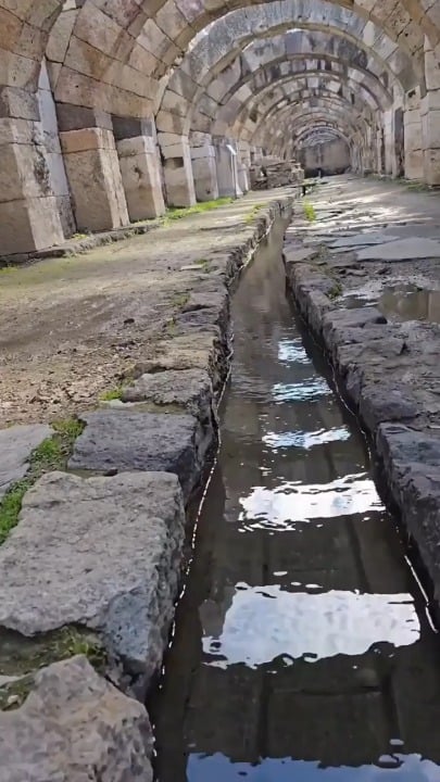 The clarity of a 2000 year old Roman aqueduct