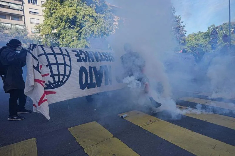 Protesters attempt to dodge tear gas fired by anti-riot police during a demonstration organised by the “No-G7” coalition of more than 60 associations, trade unions and left-wing groups, who are protesting what they describe as fascism and imperialism, one day ahead of the upcoming G7 Summit. (is associated with: «Swiss police surround violent rioters amid anti-G7 protest in Geneva») Michael Kappeler/dpa