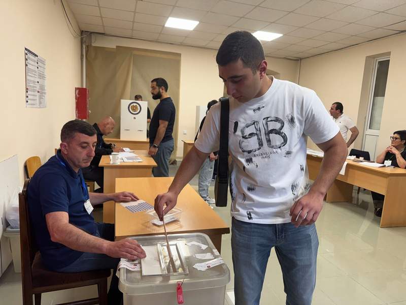 Arrests and bomb threats overshadow Armenian election Arrests and bomb threats overshadow Armenian election
