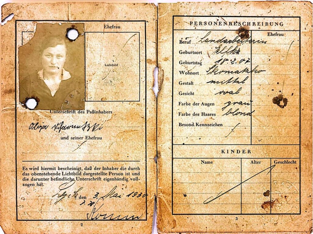 Help deciphering the birthplaces of Albert Bury (1905) and Olga Czarnetzki (1907) in a German document? Help deciphering the birthplaces of Albert Bury (1905) and Olga Czarnetzki (1907) in a German document?
