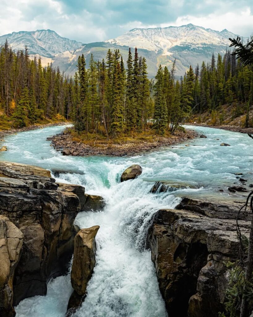 One of the most beautiful places you will ever see🏔️🇨🇦