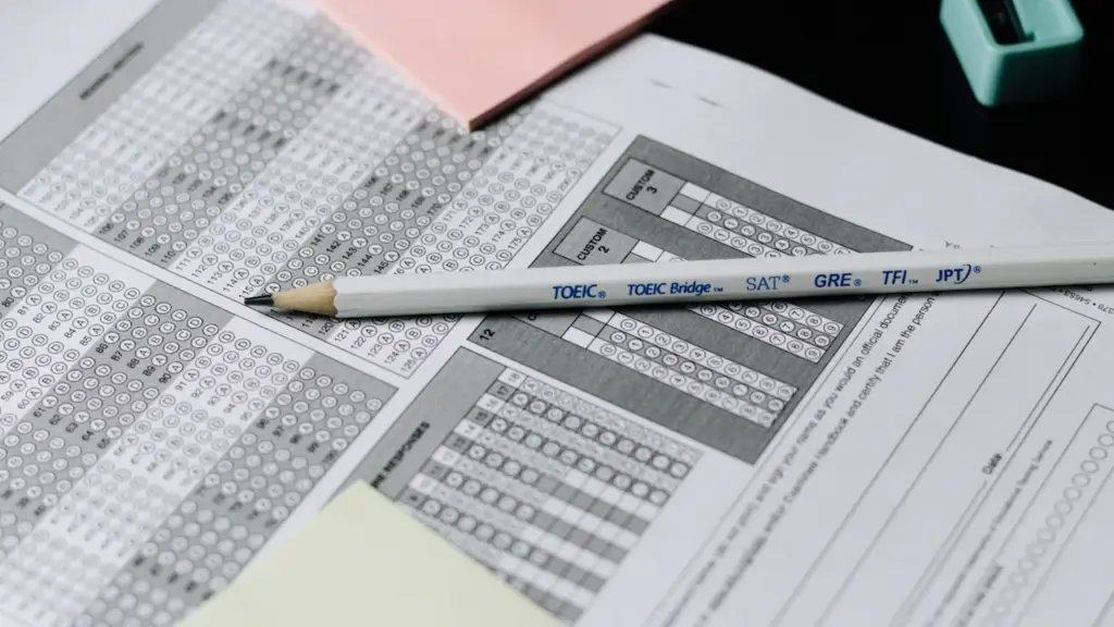 Lithuania Debates School Exam Reform Pieštukas ant egzamino atsakymų lapo atspindi diskusiją dėl mokinių vertinimo sistemos pokyčių.
