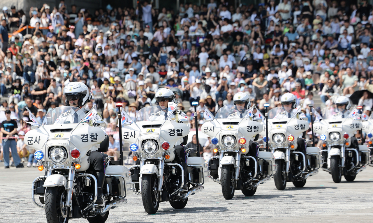 Children and other visitors watch a military police motorcycle parade at the War Memorial of Korea, central Seoul on Saturday. (Yonhap)