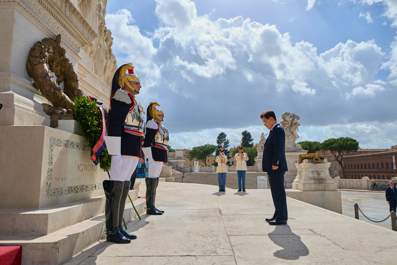 South Korean President Lee Jae-myung observes a moment of silence after laying a wreath at the Tomb of the Unknown Soldier in Rome on Thursday during his state visit to Italy. (Yonhap)