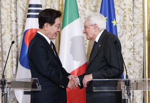 Lee, Mattarella agree to elevate S. Korea-Italy ties into special strategic partnership Lee, Mattarella agree to elevate S. Korea-Italy ties into special strategic partnership