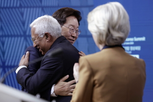 Lee’s Europe tour shows distant wars bringing Korea and EU closer Lee’s Europe tour shows distant wars bringing Korea and EU closer