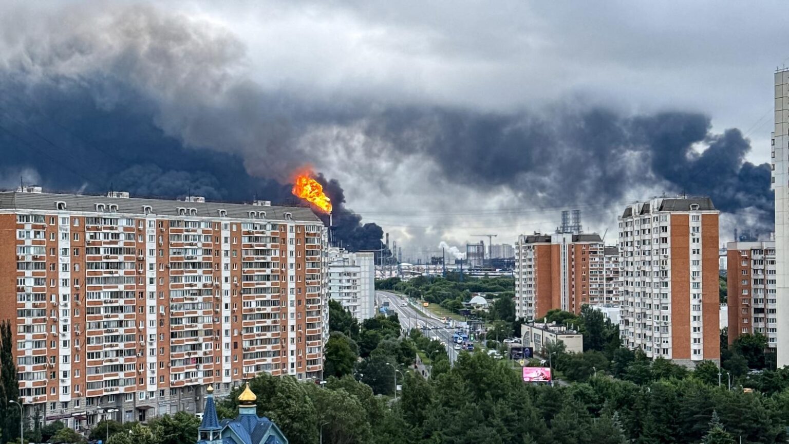 Ukraine strikes Moscow oil refinery amid large-scale drone attack Ukraine strikes Moscow oil refinery amid large-scale drone attack