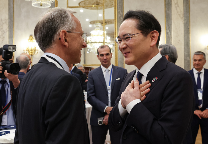 Samsung Electronics Chairman Lee Jae-yong and Ferrari Chairman Benedetto Vigna are talking at a business roundtable attended by President Lee Jae Myung at a hotel in Rome, Italy, on the 12th (local time). Yonhap News Agency