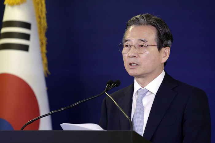 Samsung Electronics Chairman Lee Jae-yong and Ferrari Chairman Benedetto Vigna are talking at a business roundtable attended by President Lee Jae Myung at a hotel in Rome, Italy, on the 12th (local time). Yonhap News Agency