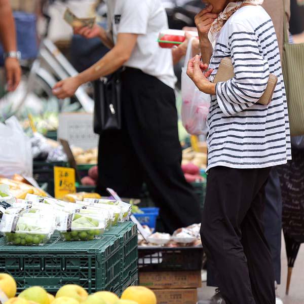 Japan's consumer spending is dwindling, and the government is doing nothing and has no policy... Prime Minister Takaichi's "condescending" post on X promising a "¥2600 reduction in household burdens per month," has sparked a massive backlash.