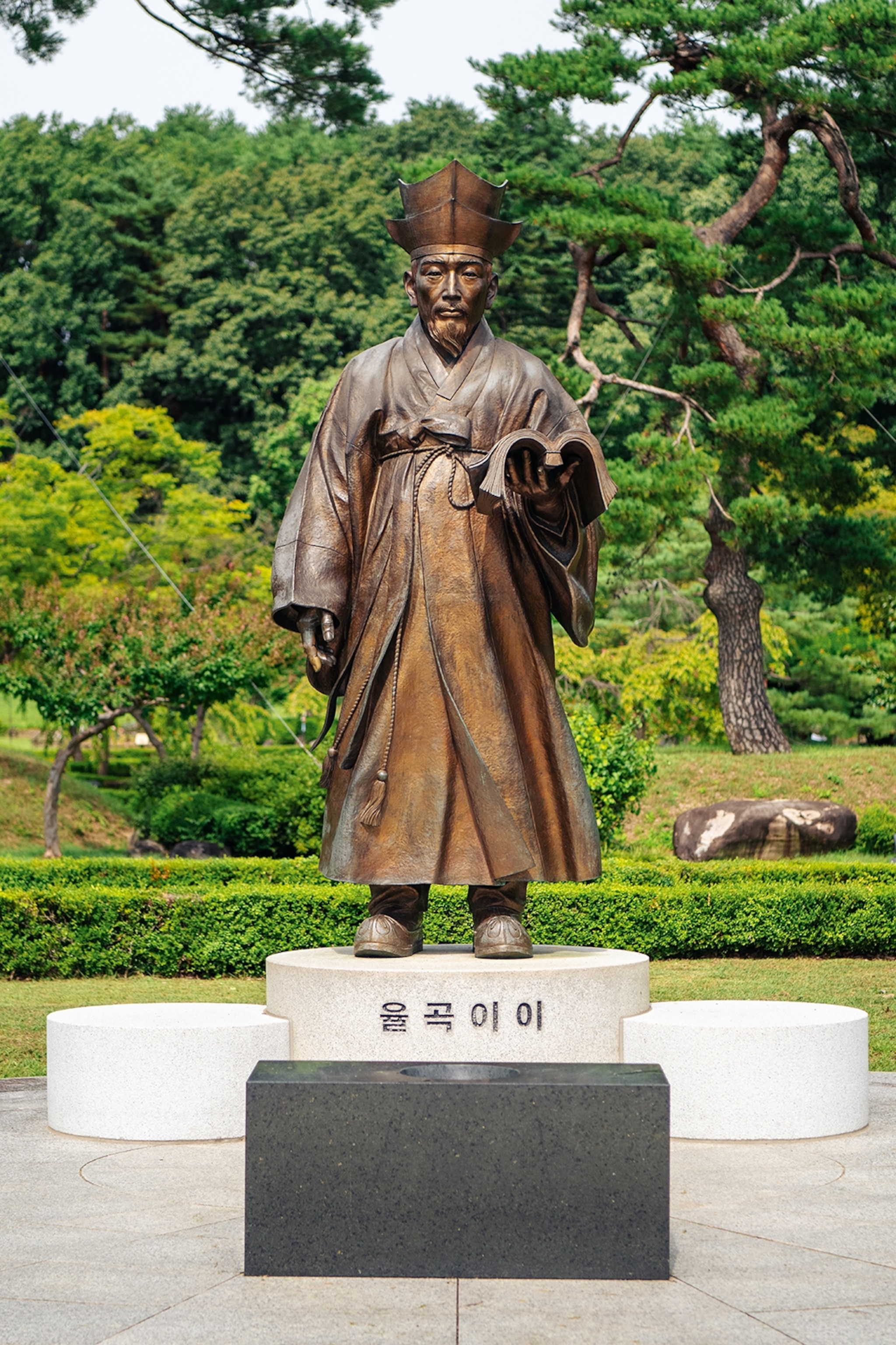 Statue of scholar in Gangneung.