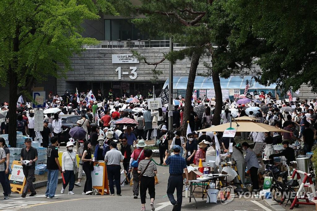 Protest over ballot shortage continues for 5th day