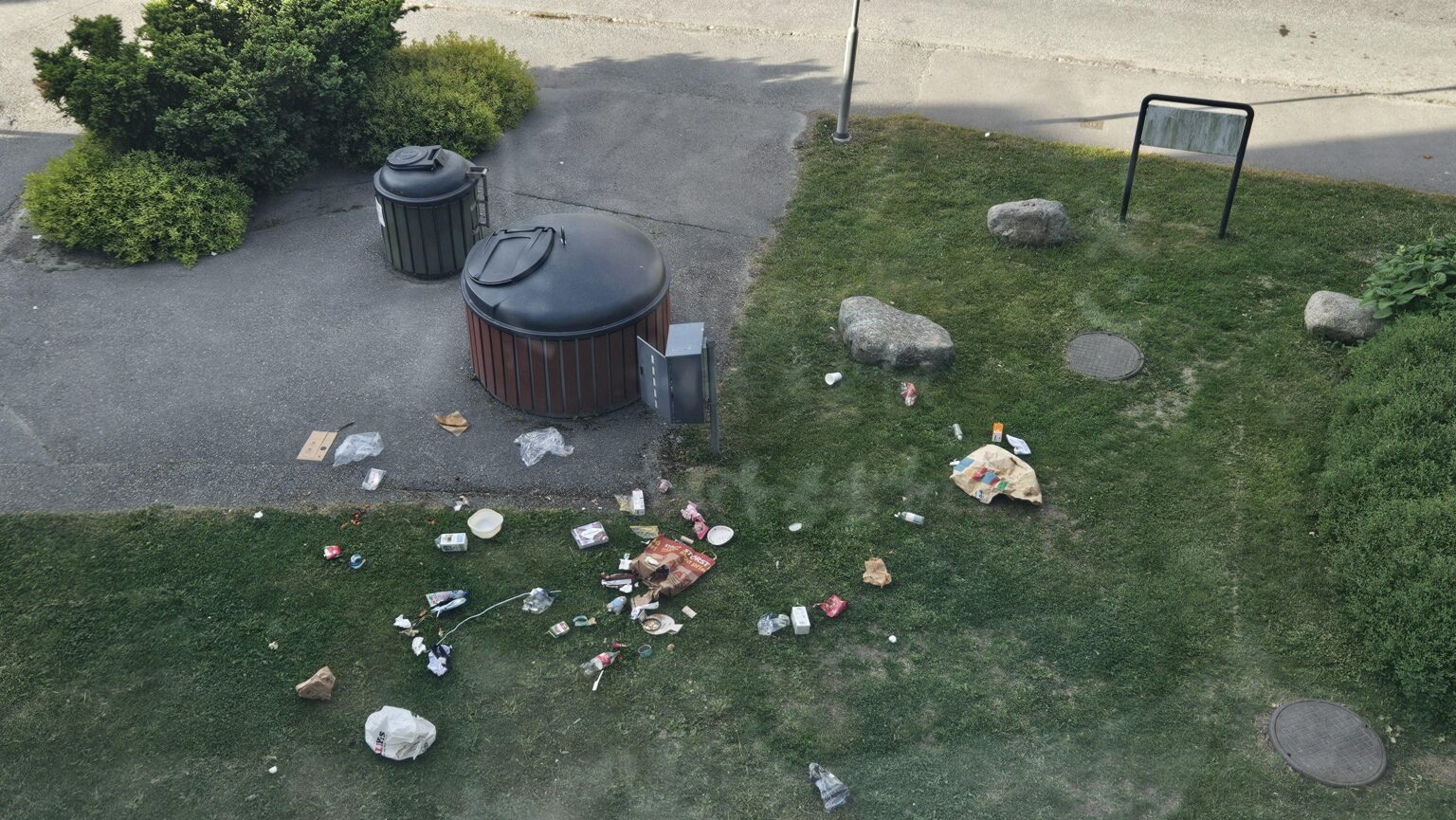 Someone keeps putting the trash out of the trash can Someone keeps putting the trash out of the trash can