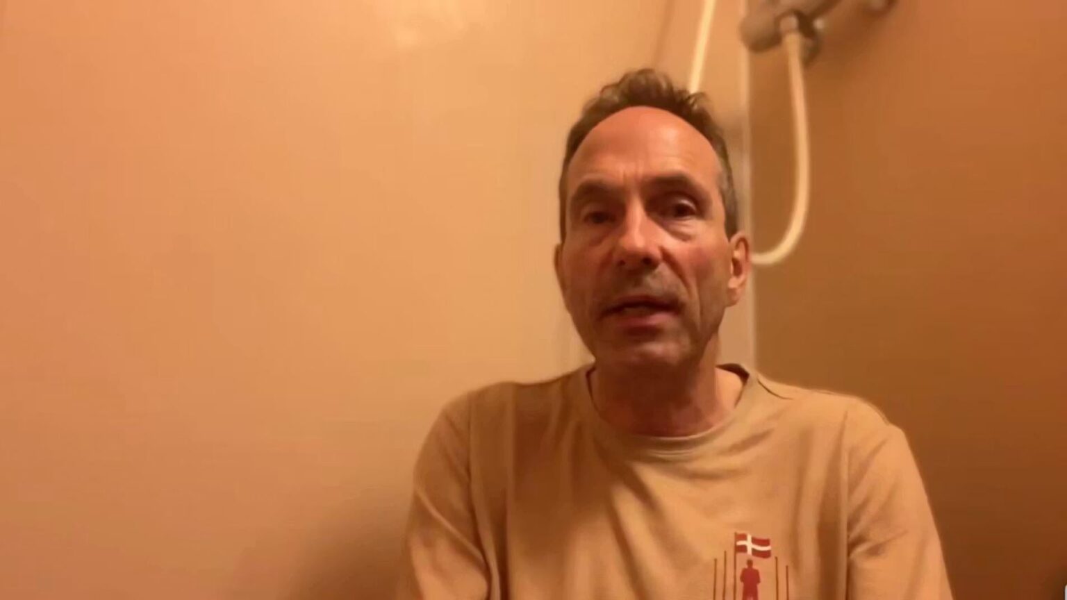 The most relaxed man on Danish TV gives an interview about the geopolitical world situation from his bathroom