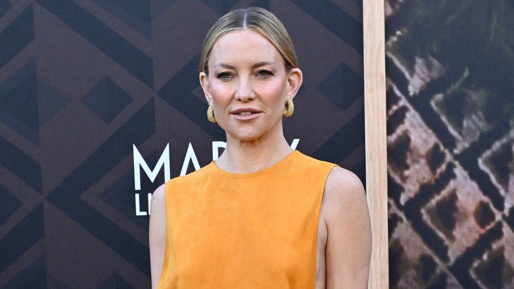 Kate Hudson shows off multiple bikinis on Greece family vacation video Kate Hudson shows off multiple bikinis on Greece family vacation video