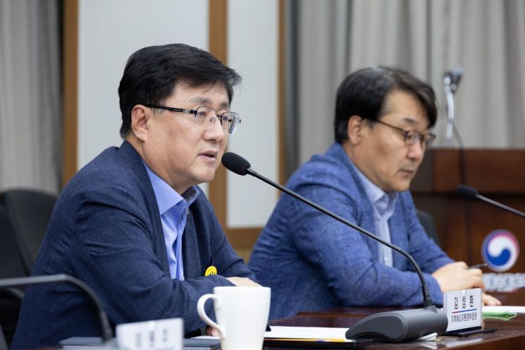 Kim Sung-hwan, Minister of Climate, Energy and Environment, held a meeting on the 14th at the Hangang Flood Control Office in Seocho-gu, Seoul with the presidents of the five power generation companies (Korea East-West Power, Korea South Power, Korea Western Power, Korea Midland Power, Korea South-East Power) to discuss the reorganization of functions and roles in the era of energy transition. Photo by Yonhap News
