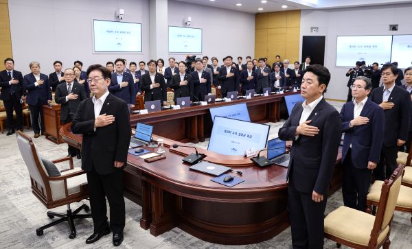 Top Office Postpones Meeting of Senior Aides on Sharing Excess Corporate Profit with Society