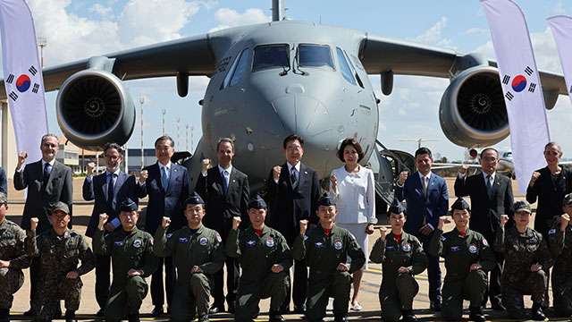 Lee Arrives in Brazil for State Visit, Inspects C-390 Aircraft Set for Delivery to S. Korea