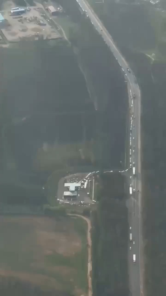 Queue of more than 4 km at a gas station in Russia seen from a helicopter. What's wrong with the Russians...