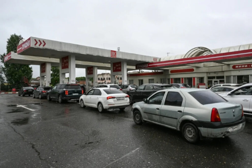 No fuel, no patience: Russians endure fuel shortages No fuel, no patience: Russians endure fuel shortages