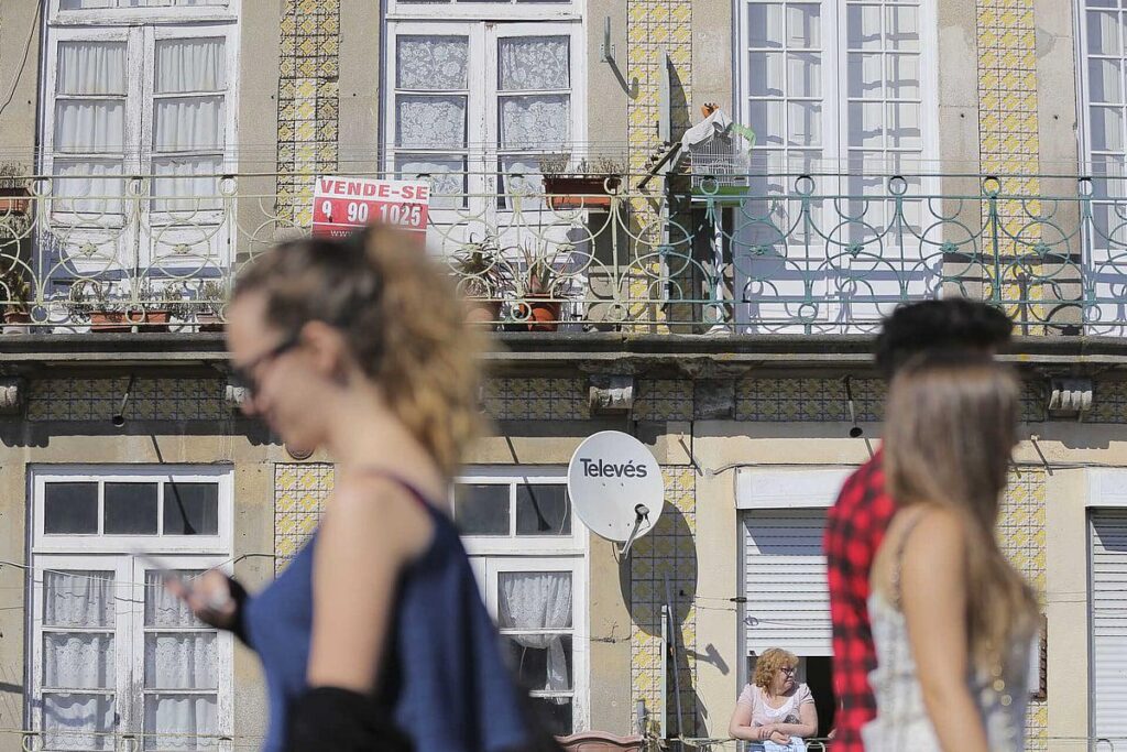 House prices fall 3.4% in the second quarter