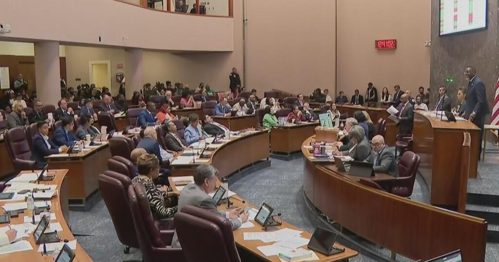 Chicago politics: New mayoral candidate, push to delay Snelling’s replacement, and more Chicago politics: New mayoral candidate, push to delay Snelling's replacement, and more