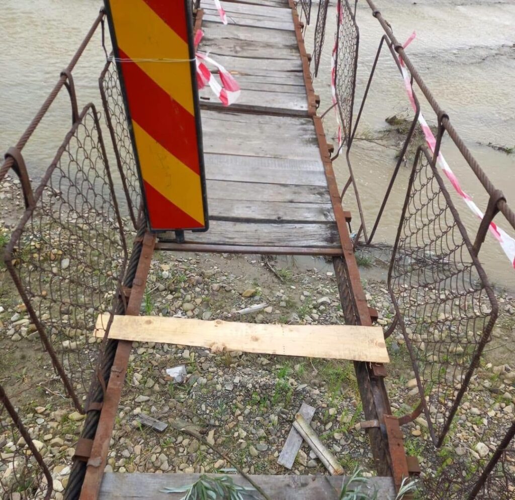 This is the Romania we live in… A 17-year-old child died on a bridge that should have been safe. This is the Romania we live in... A 17-year-old child died on a bridge that should have been safe.