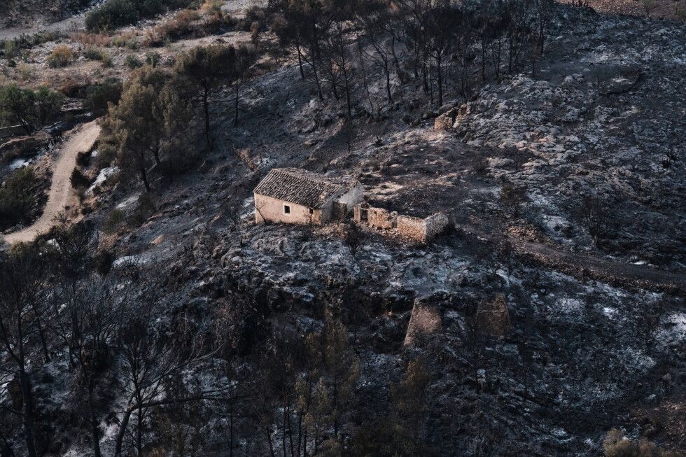Firefighters and helicopters battle deadly wildfires in Spain Firefighters and helicopters battle deadly wildfires in Spain