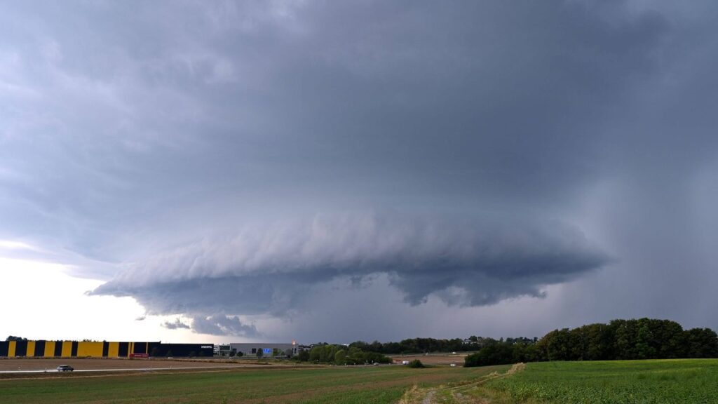 Powerful storms and tornadoes sweep through Germany and Austria: one dead, homes destroyed