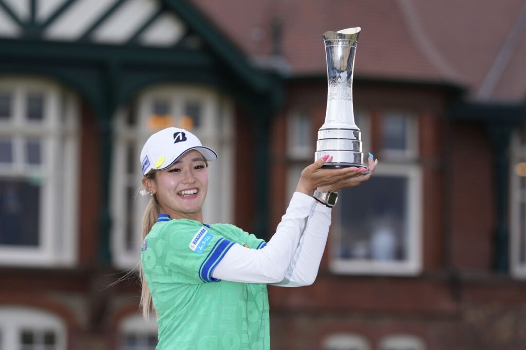 Japan’s Shiho Kuwaki wins first major title after dramatic Women’s Open play-off Japan’s Shiho Kuwaki wins first major title after dramatic Women’s Open play-off
