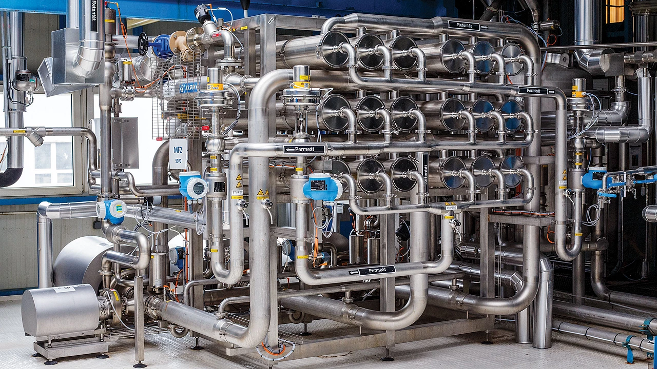 A device roughly 3 m tall, 4 m wide, and 3 m deep made of an array of silver tubes and pipes.