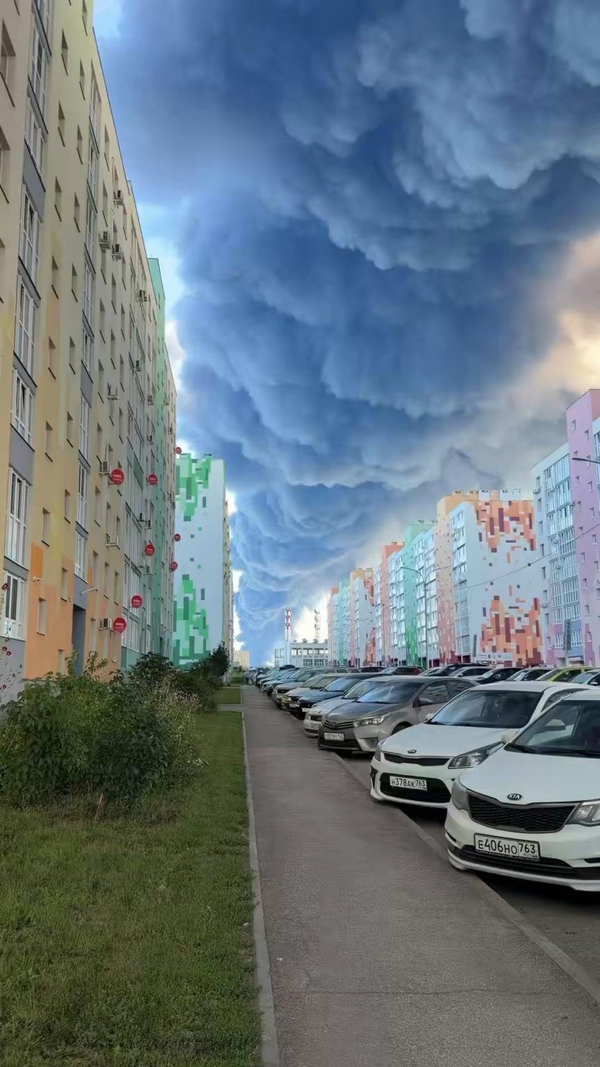 A huge cloud of smoke from the burning Wildberries logistics hub hangs over Samara.